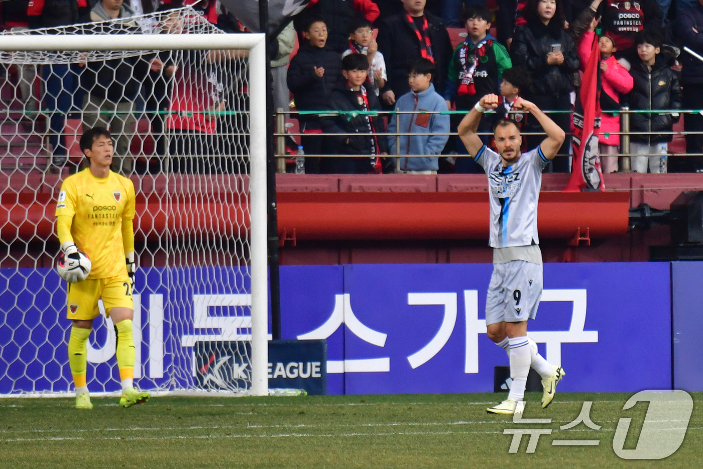 (포항=뉴스1) 최창호 기자 = 15일 오후 포항스틸러스에서 열린 프로축구 하나은행 K리그1 2026 포항스틸러스와 인천유나이티 FC의 경기 전반 인천 무고사가 선취골을 넣은 후 …