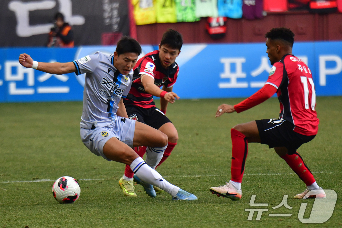 (포항=뉴스1) 최창호 기자 = 15일 오후 포항스틸러스에서 열린 프로축구 하나은행 K리그1 2026 포항스틸러스와 인천유나이티 FC의 경기 전반 인천 정치인이 드리블하고 있다. …