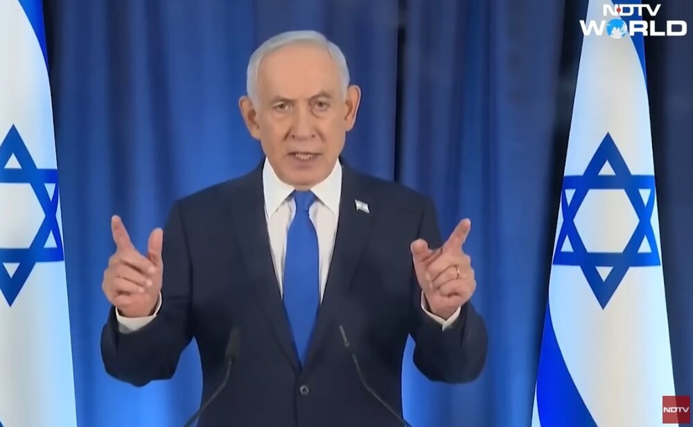 본문 이미지 - 베냐민 네타냐후 이스라엘 총리의 오른손 손가락이 6개로 보이는 장면(NDTV 갈무리)