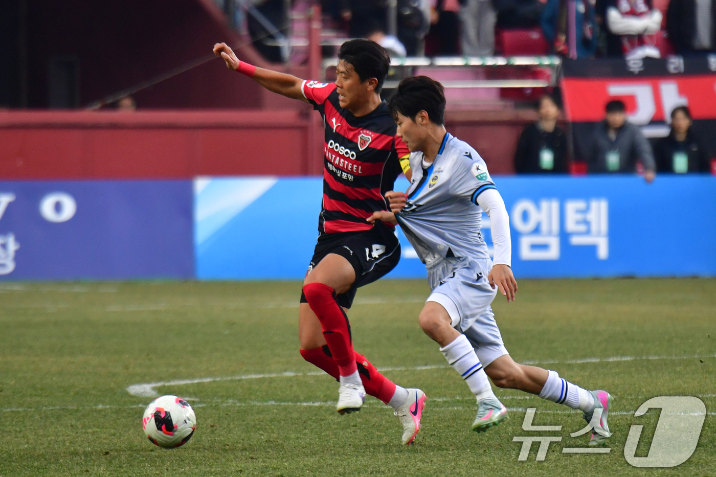 (포항=뉴스1) 최창호 기자 = 15일 오후 포항스틸러스에서 열린 프로축구 하나은행 K리그1 2026 포항스틸러스와 인천유나이티 FC의 경기 전반 포항 전민광이 몸싸움을 하고 있다 …