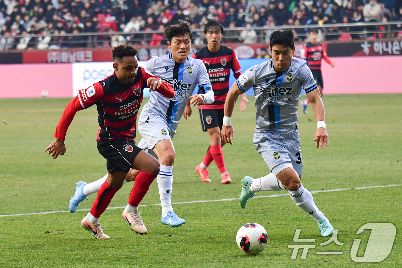 (포항=뉴스1) 최창호 기자 = 15일 오후 포항스틸러스에서 열린 프로축구 하나은행 K리그1 2026 포항스틸러스와 인천유나이티 FC의 경기 전반 포항 주닝요가 돌파를 시도하고 있 …