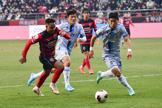 포항 주닝요 '드리블 돌파'