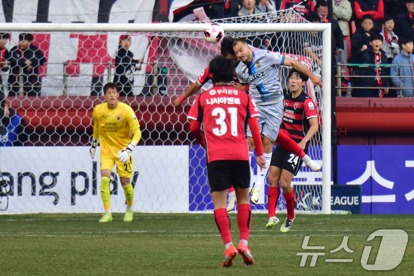 (포항=뉴스1) 최창호 기자 = 15일 오후 포항스틸러스에서 열린 프로축구 하나은행 K리그1 2026 포항스틸러스와 인천유나이티 FC의 경기 전반 인천 무고사가 포항 문전에서 공중 …