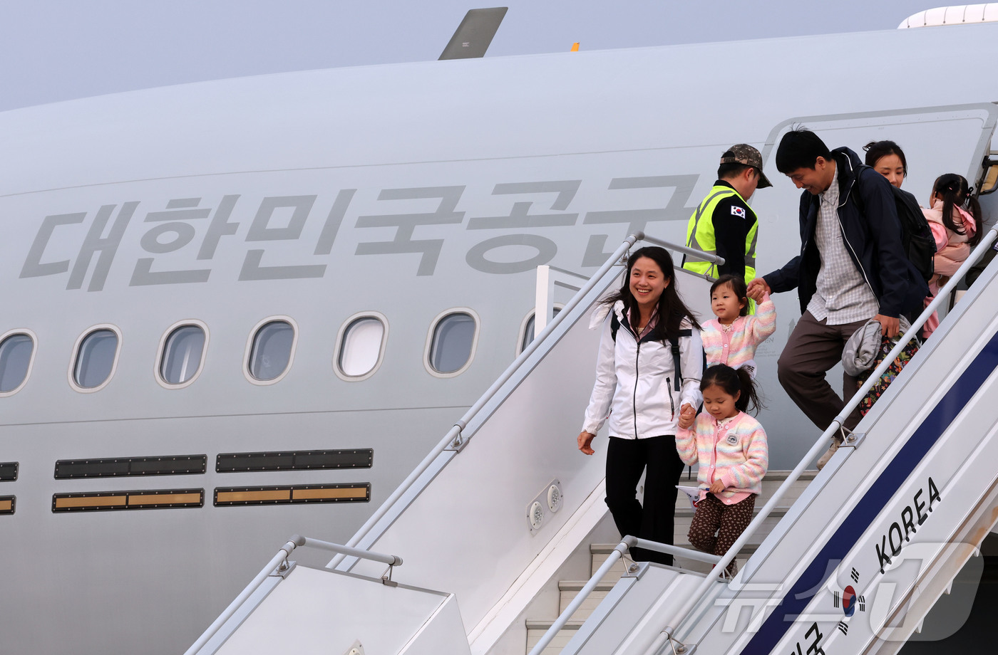 (성남=뉴스1) 사진공동취재단 = 중동 전쟁 확대로 레바논에 체류 중이던 우리 국민 204명과 외국 국적 가족 5명 및 우방국(일본) 국민 2명 등 총 211명이 대한민국 군 수송 …