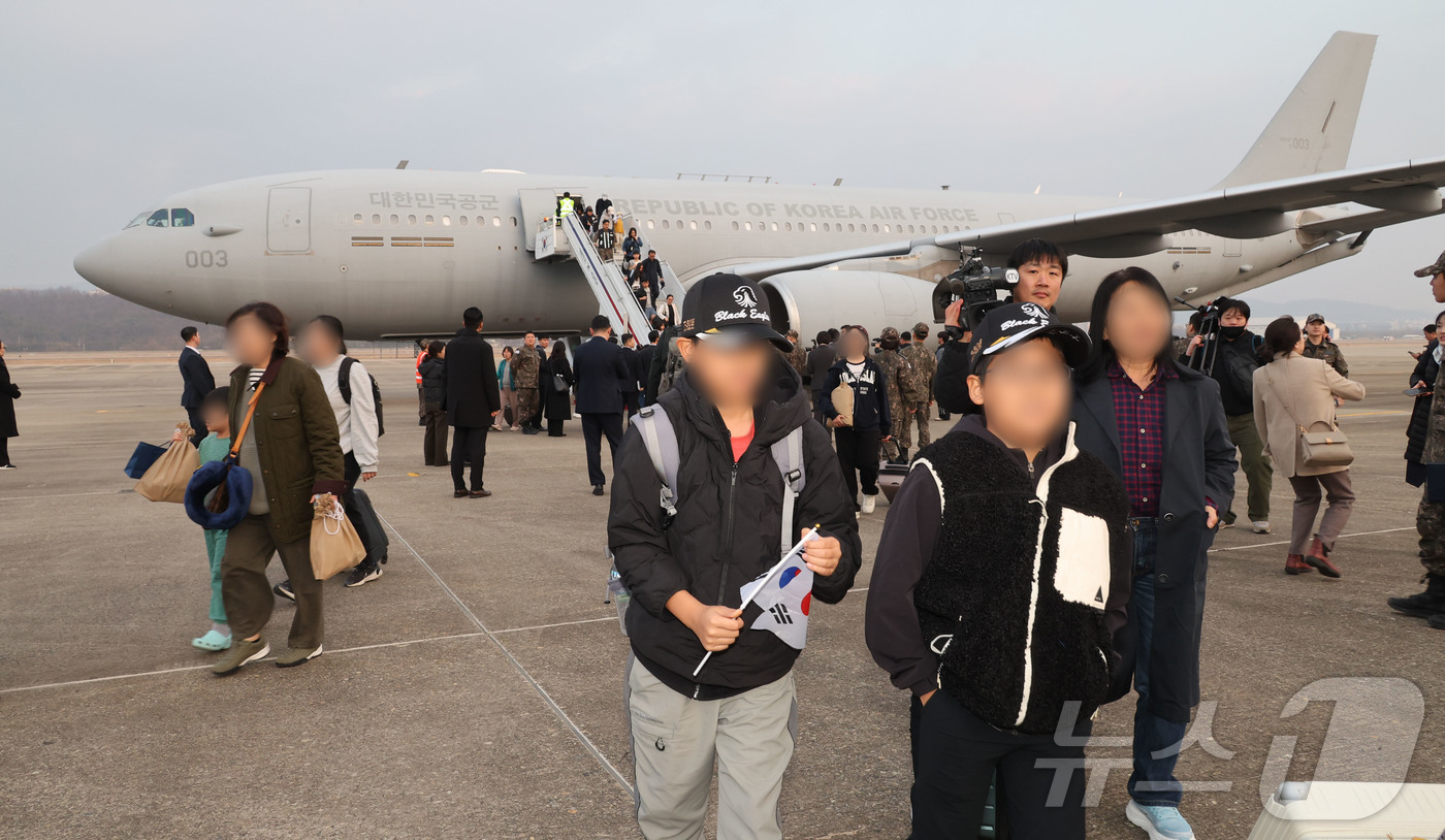 (성남=뉴스1) 사진공동취재단 = 중동 전쟁 확대로 레바논에 체류 중이던 우리 국민 204명과 외국 국적 가족 5명 및 우방국(일본) 국민 2명 등 총 211명이 대한민국 군 수송 …