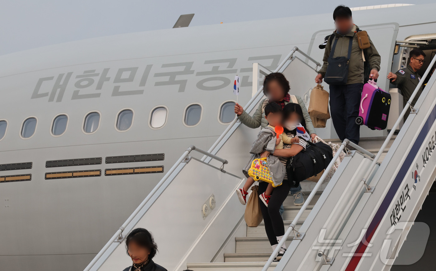 (성남=뉴스1) 사진공동취재단 = 중동 전쟁 확대로 레바논에 체류 중이던 우리 국민 204명과 외국 국적 가족 5명 및 우방국(일본) 국민 2명 등 총 211명이 대한민국 군 수송 …