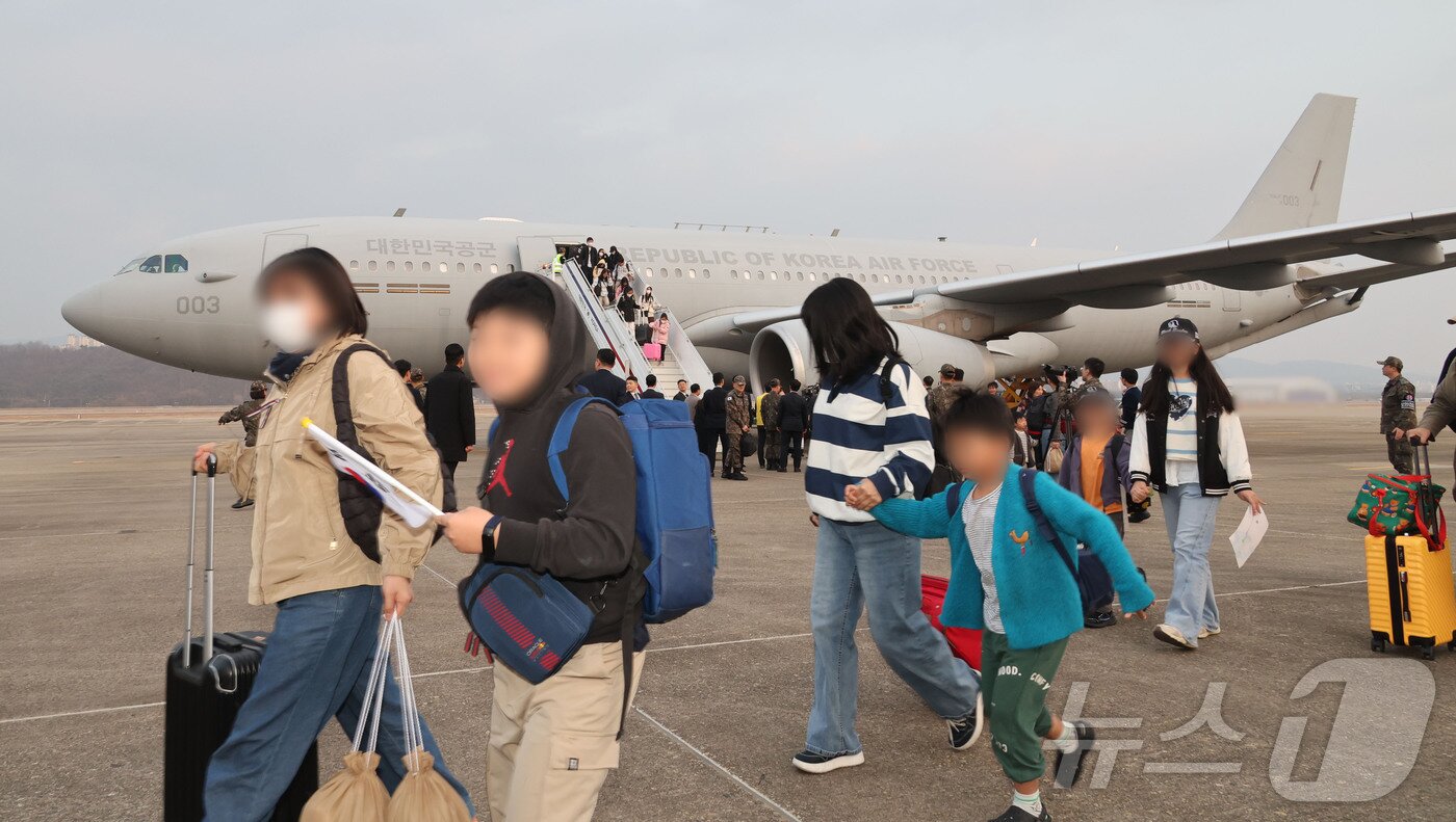 본문 이미지 - 중동 전쟁 확대로 레바논에 체류 중이던 우리 국민 204명과 외국 국적 가족 5명 및 우방국(일본) 국민 2명 등 총 211명이 대한민국 군 수송기(KC-330)를 타고 15일 오후 성남공항에 도착하고 있다. 2026.3.15 ⓒ 뉴스1 사진공동취재단