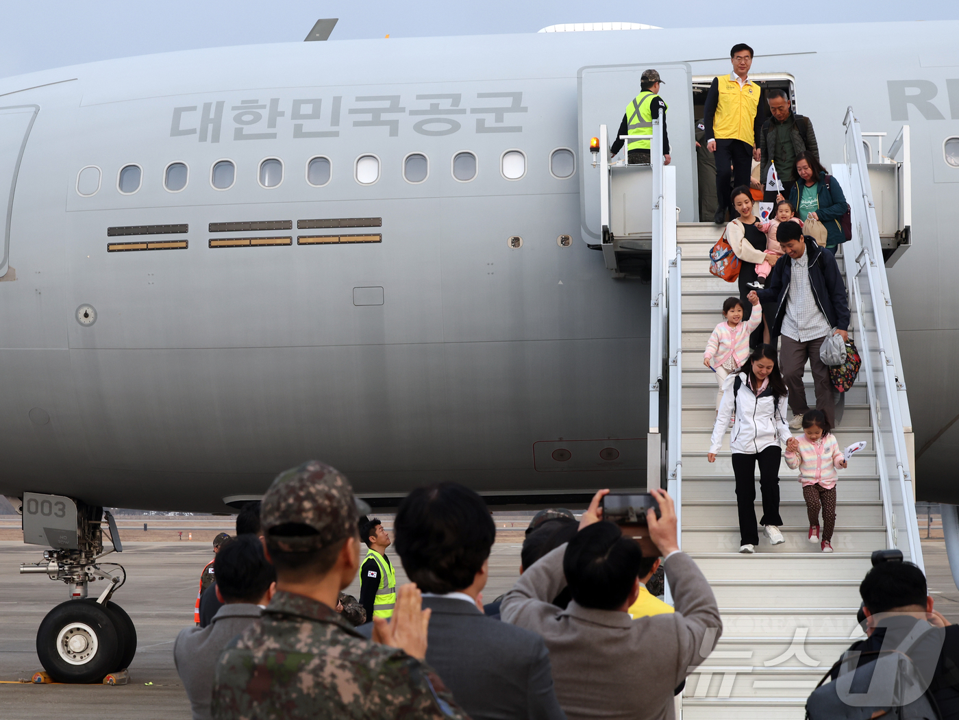 (성남=뉴스1) 황기선 기자 = 15일 오후 경기 성남 서울공항에서 중동 상황 악화로 공군 다목적 수송기 KC-330 '시그너스'를 타고 귀국한 현지 체류 교민들이 발걸음을 옮기고 …