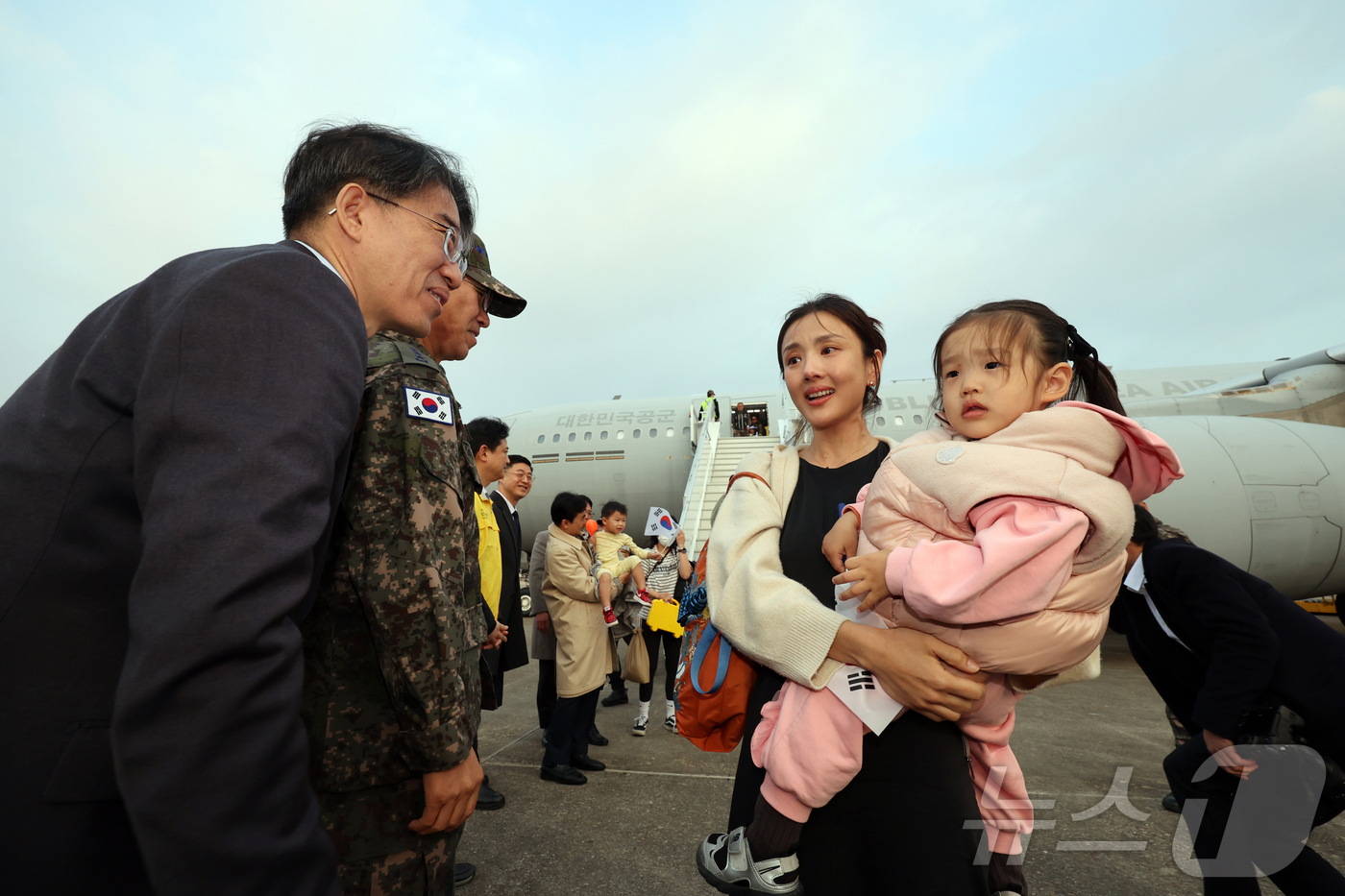 (성남=뉴스1) 황기선 기자 = 15일 오후 경기 성남 서울공항에서 중동 상황 악화로 공군 다목적 수송기 KC-330 '시그너스'를 타고 귀국한 현지 체류 교민들이 발걸음을 옮기고 …
