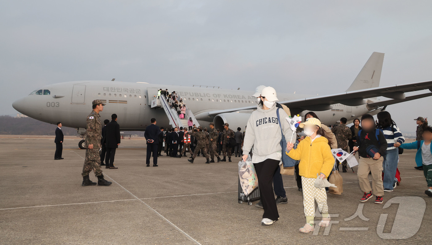 (성남=뉴스1) 사진공동취재단 = 중동 전쟁 확대로 레바논에 체류 중이던 우리 국민 204명과 외국 국적 가족 5명 및 우방국(일본) 국민 2명 등 총 211명이 대한민국 군 수송 …