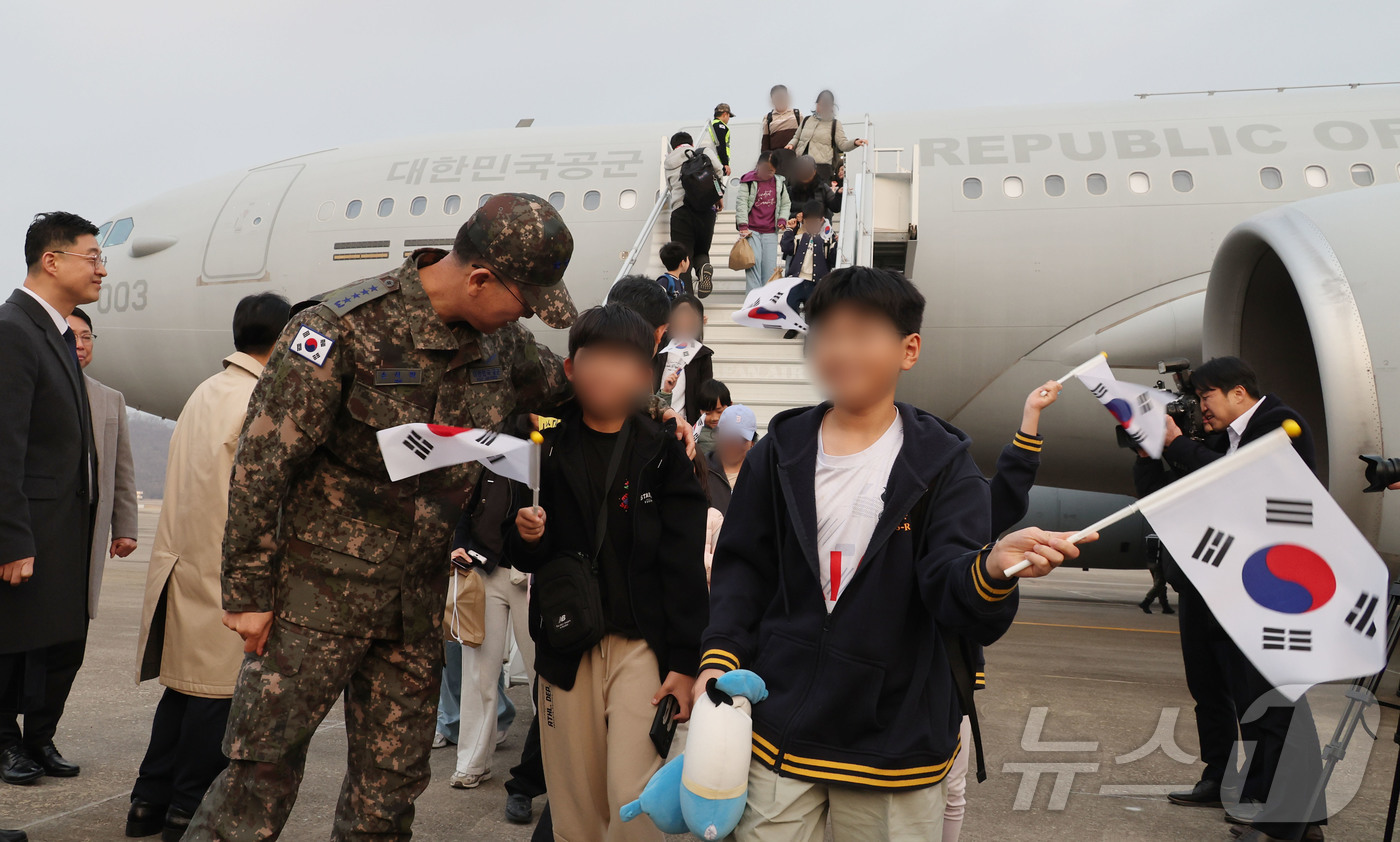 (성남=뉴스1) 사진공동취재단 = 중동 전쟁 확대로 레바논에 체류 중이던 우리 국민 204명과 외국 국적 가족 5명 및 우방국(일본) 국민 2명 등 총 211명이 대한민국 군 수송 …