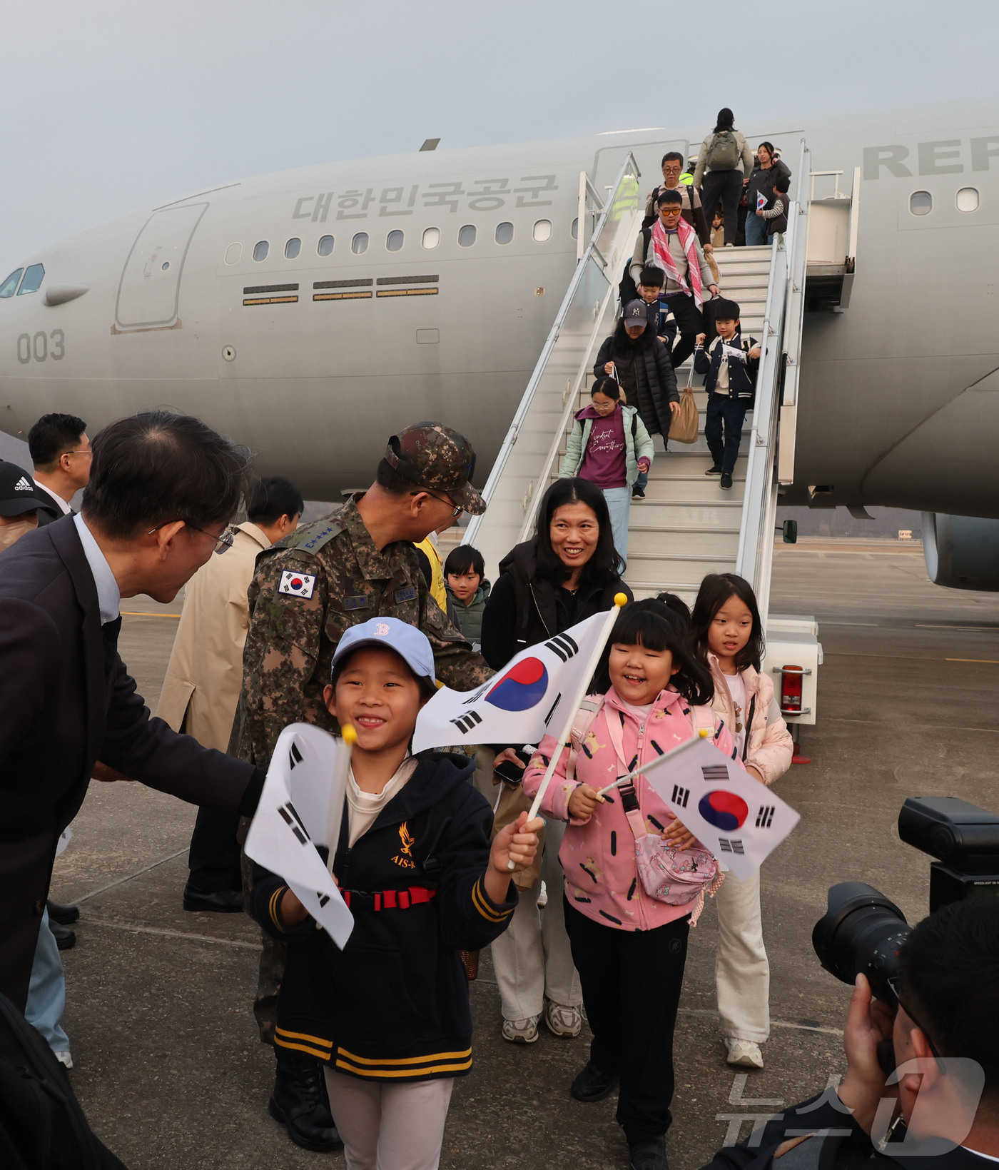 (성남=뉴스1) 사진공동취재단 = 중동 전쟁 확대로 레바논에 체류 중이던 우리 국민 204명과 외국 국적 가족 5명 및 우방국(일본) 국민 2명 등 총 211명이 대한민국 군 수송 …