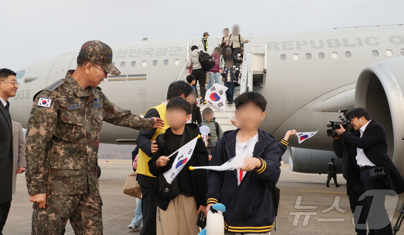(성남=뉴스1) 사진공동취재단 = 중동 전쟁 확대로 레바논에 체류 중이던 우리 국민 204명과 외국 국적 가족 5명 및 우방국(일본) 국민 2명 등 총 211명이 대한민국 군 수송 …