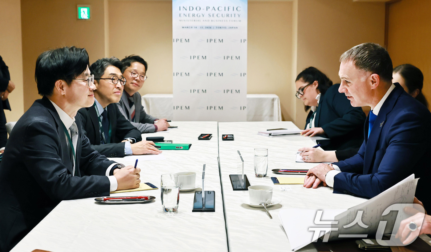 (서울=뉴스1) = 김정관 산업통상부 장관이 14일 일본 도쿄에서 열린 ‘제1차 인도·태평양 에너지 안보 장관회의 및 비즈니스 포럼’에 참석해 사이먼 왓츠(Simon Watts) …