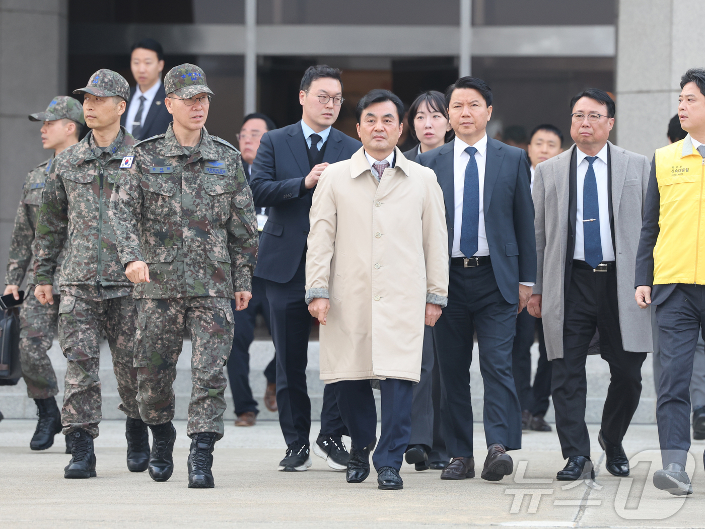 (성남=뉴스1) 황기선 기자 = 안규백 국방부 장관이 15일 오후 경기 성남 서울공항에서 중동 상황 악화로 현치 체류 교민이 탑승한 공군 다목적 수송기 KC-330 '시그너스' 도 …