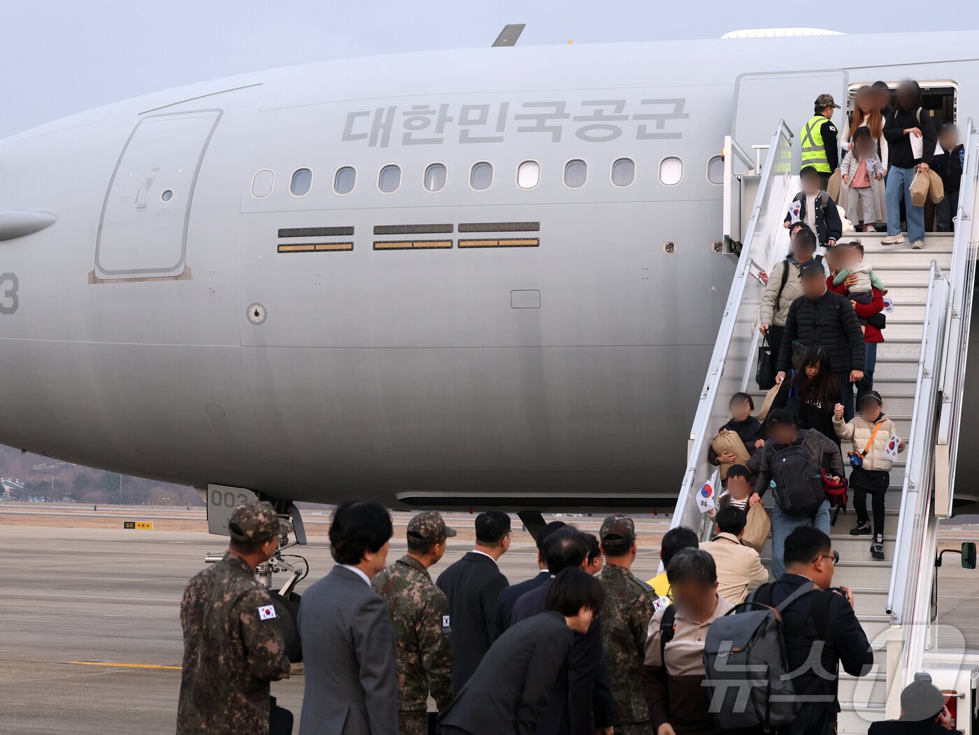 본문 이미지 - 15일 오후 경기 성남 서울공항에서 중동 상황 악화로 공군 다목적 수송기 KC-330 '시그너스'를 타고 귀국한 현지 체류 교민들이 발걸음을 옮기고 있다. 2026.3.15 ⓒ 뉴스1 황기선 기자