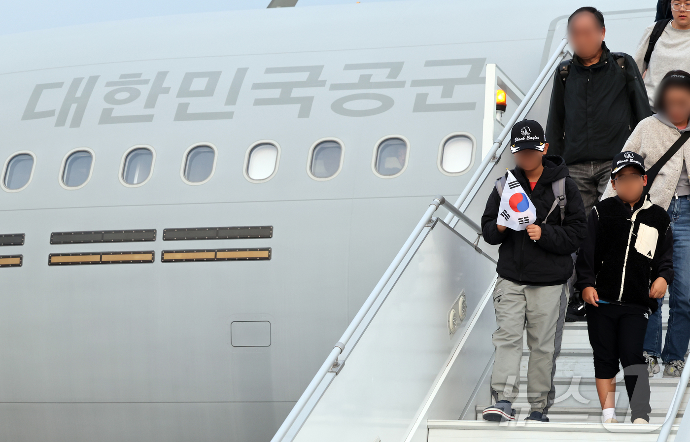 (성남=뉴스1) 황기선 기자 = 15일 오후 경기 성남 서울공항에서 중동 상황 악화로 공군 다목적 수송기 KC-330 '시그너스'를 타고 귀국한 현지 체류 교민들이 발걸음을 옮기고 …