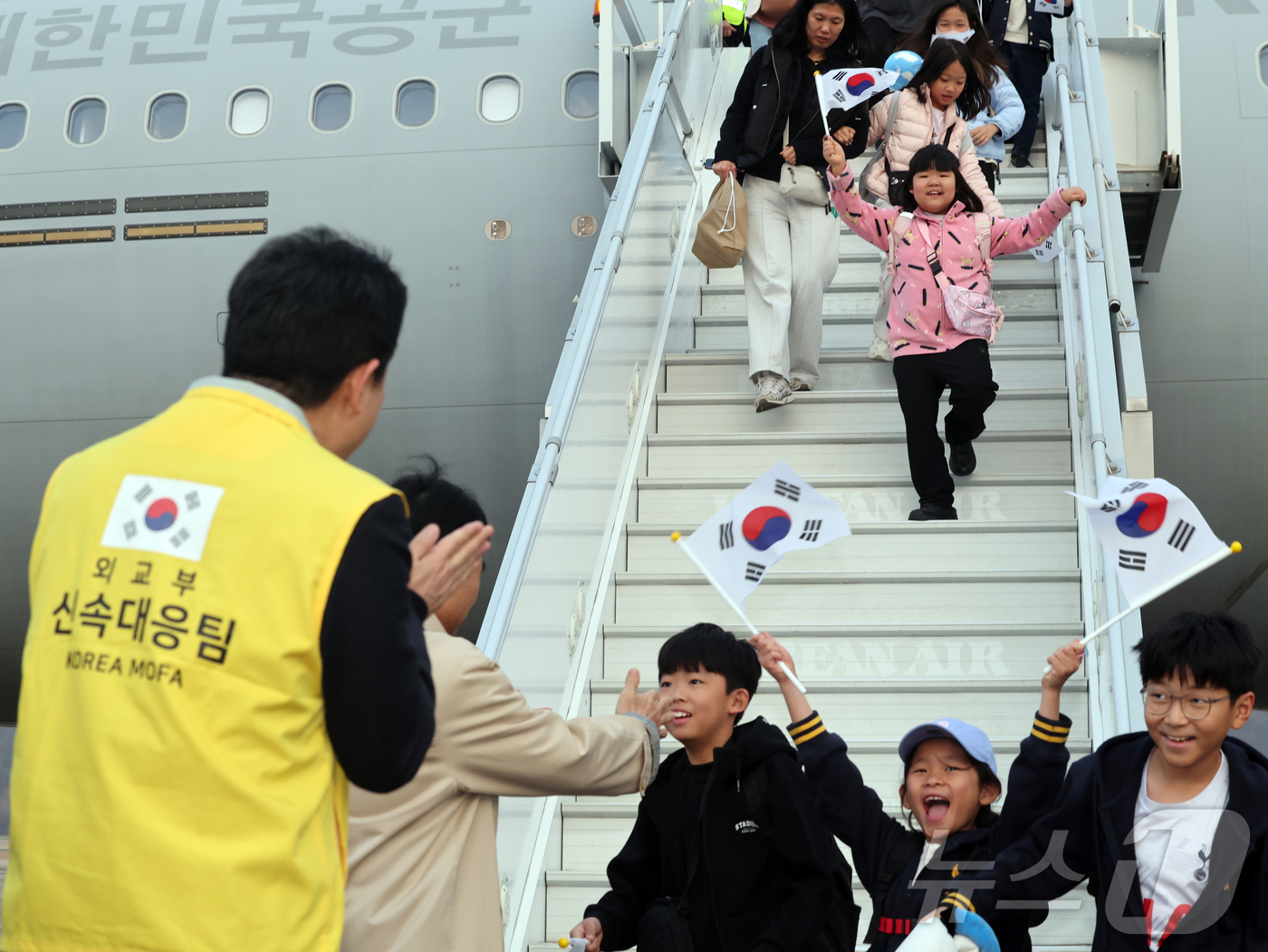 (성남=뉴스1) 황기선 기자 = 15일 오후 경기 성남 서울공항에서 중동 상황 악화로 공군 다목적 수송기 KC-330 '시그너스'를 타고 귀국한 현지 체류 교민들이 발걸음을 옮기고 …