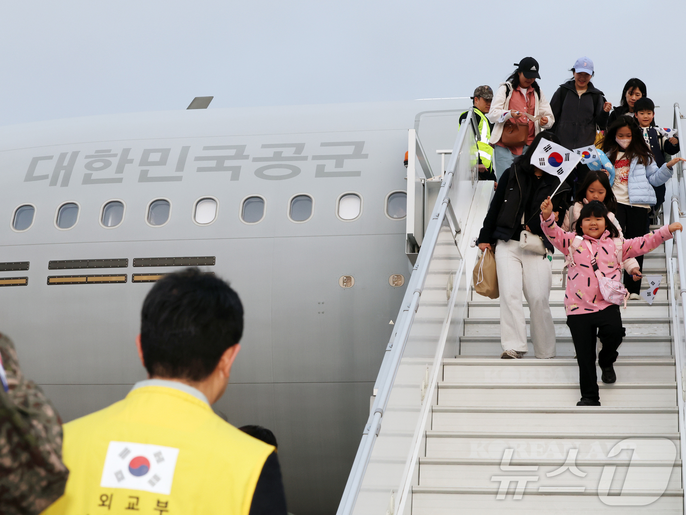 (성남=뉴스1) 황기선 기자 = 15일 오후 경기 성남 서울공항에서 중동 상황 악화로 공군 다목적 수송기 KC-330 '시그너스'를 타고 귀국한 현지 체류 교민들이 발걸음을 옮기고 …