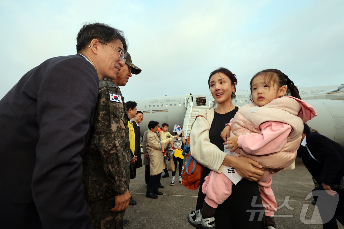 (성남=뉴스1) 황기선 기자 = 15일 오후 경기 성남 서울공항에서 중동 상황 악화로 공군 다목적 수송기 KC-330 '시그너스'를 타고 귀국한 현지 체류 교민들이 발걸음을 옮기고 …