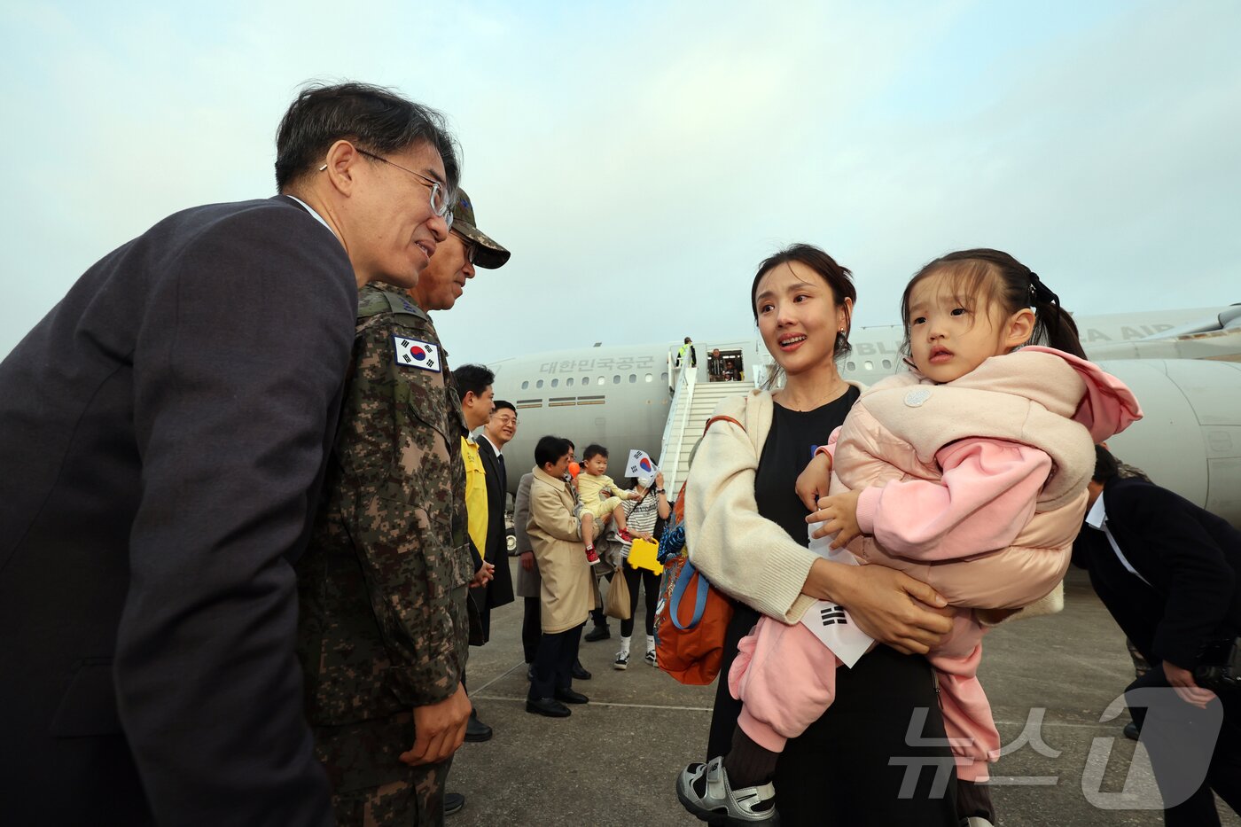본문 이미지 - 15일 오후 경기 성남 서울공항에서 중동 상황 악화로 공군 다목적 수송기 KC-330 '시그너스'를 타고 귀국한 현지 체류 교민들이 발걸음을 옮기고 있다.2026.3.15 ⓒ 뉴스1 황기선 기자