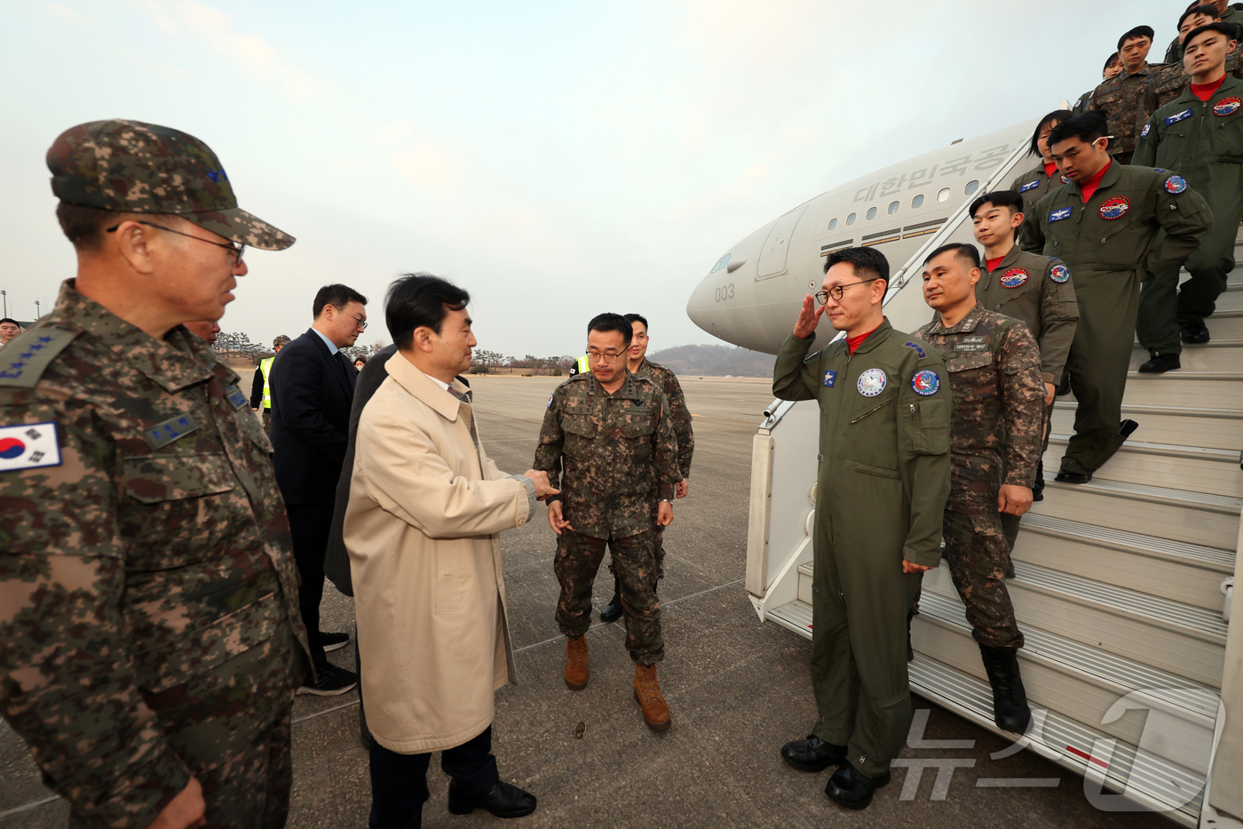 (성남=뉴스1) 황기선 기자 = 15일 오후 경기 성남 서울공항에서 중동 상황 악화로 공군 다목적 수송기 KC-330 '시그너스'를 타고 작전을 마친 공군 대원들이 발걸음을 옮기고 …