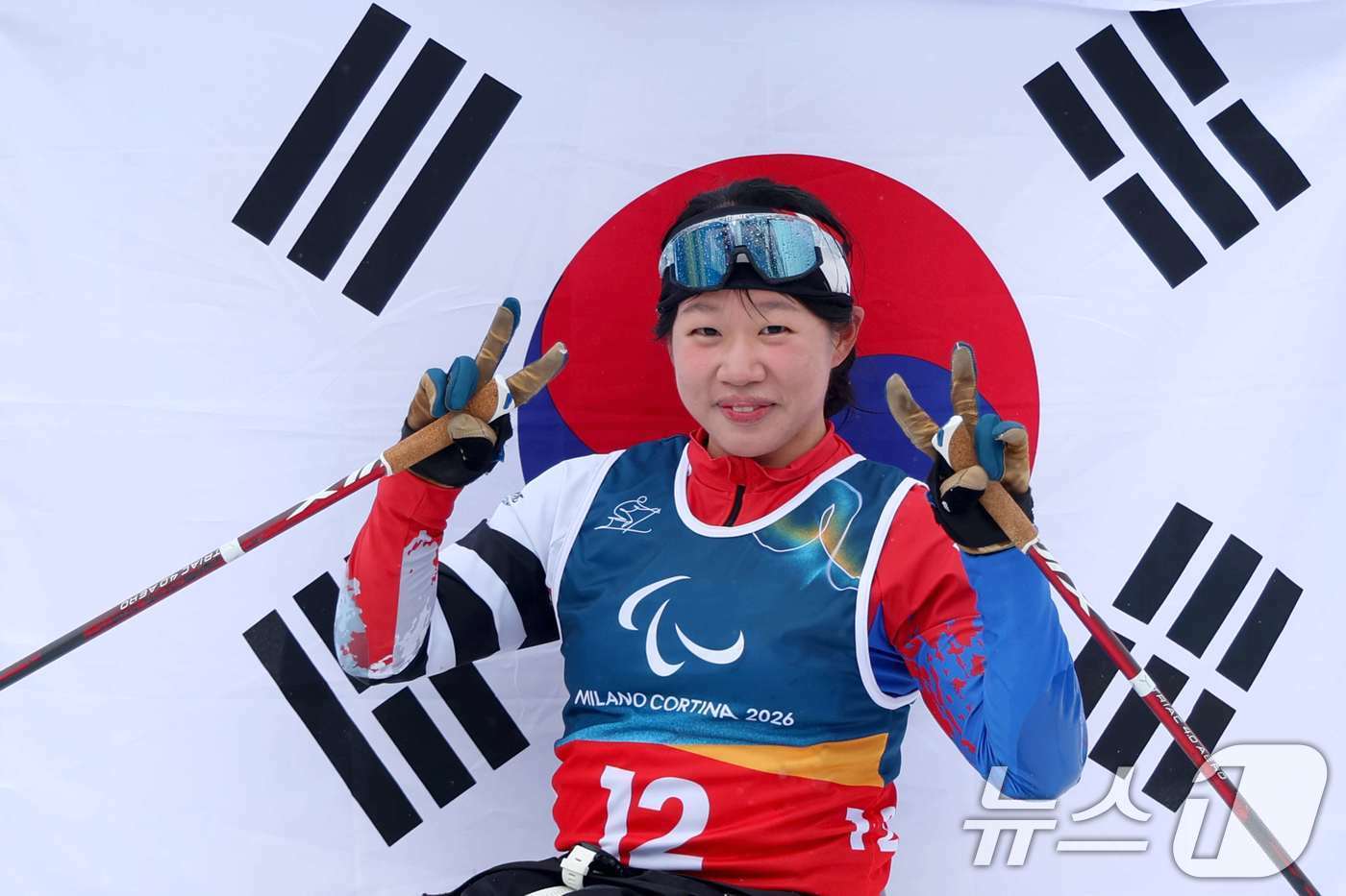 본문 이미지 - 김윤지가 15일(현지시간) 이탈리아 테세로 크로스컨트리 스타디움에서 열린 2026 밀라노·코르티나담페초 동계 패럴림픽 크로스컨트리 스키 여자 20㎞ 인터벌 스타트 좌식에서 결승선을 통과한 뒤 포즈를 취하고 있다.  (대한장애인체육회 제공. 재판매 및 DB 금지) 2026.3.15 ⓒ 뉴스1