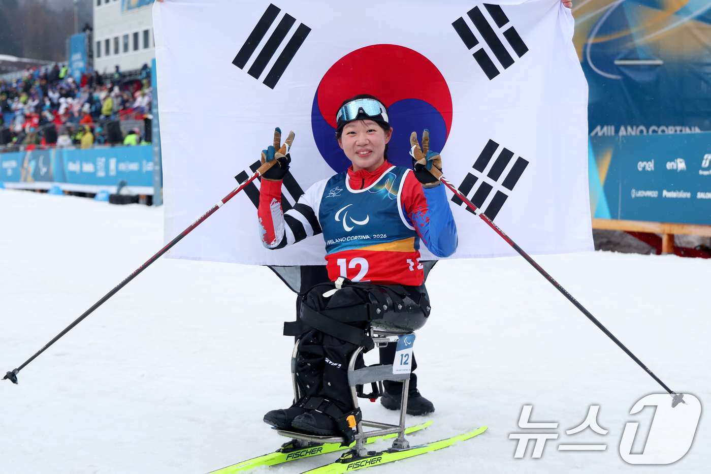 본문 이미지 - 김윤지가 15일(현지시간) 이탈리아 테세로 크로스컨트리 스타디움에서 열린 2026 밀라노·코르티나담페초 동계 패럴림픽 크로스컨트리 스키 여자 20㎞ 인터벌 스타트 좌식에서 결승선을 통과한 뒤 포즈를 취하고 있다. 이날 김윤지는 58분23초3의 기록으로 금메달을 목에 걸었다. 김윤지는 동계패럴림픽 마지막 레이스에서 금빛 질주를 펼치며 한국 선수 최초로 '단일 대회 메달 5개'의 대업을 달성했다. (대한장애인체육회 제공. 재판매 및 DB 금지) 2026.3.15 ⓒ 뉴스1