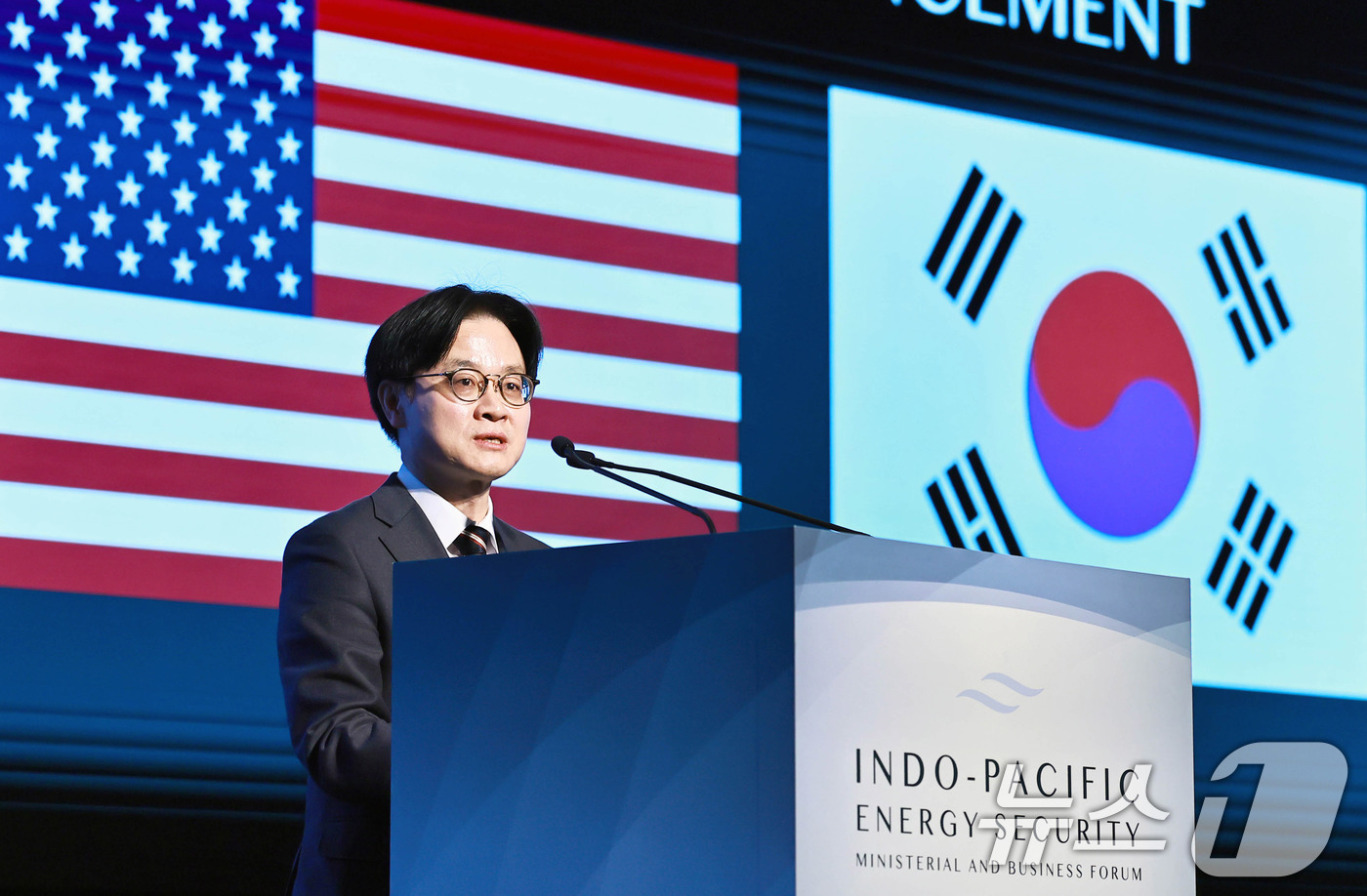 (서울=뉴스1) = 김정관 산업통상부 장관이 15일(현지시간) 일본 도쿄에서 열린 '제1차 인도·태평양 에너지 안보 장관회의 및 비즈니스 포럼'에서 한-미 투자협약식에 참석해 인사 …