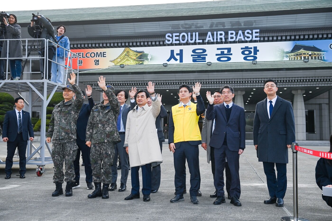 본문 이미지 - 안규백 국방부장관이 15일 경기 성남 서울공항에서 중동 재외국민 귀국 지원 작전 '사막의 빛(Desert Shine)' 임무를 성공적으로 완수하고 귀국하는 장병들과 관계자들을 환영하며 손을 흔들고 있다. (국방부 제공. 재판매 및 DB 금지) 2026.3.15 ⓒ 뉴스1