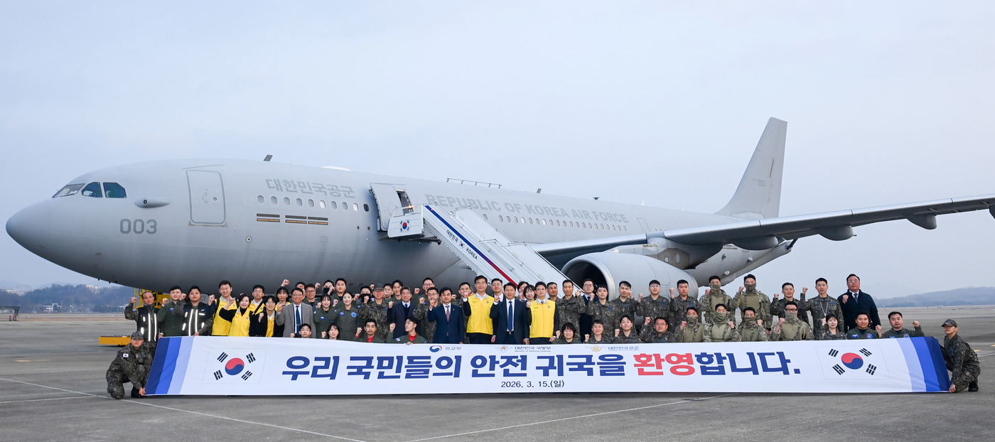 (서울=뉴스1) = 안규백 국방부 장관이 15일 경기 성남 서울공항에서 중동 재외국민 귀국 지원 작전 ‘사막의 빛(Desert Shine)’ 임무를 마치고 귀국한 임무요원 및 관계 …