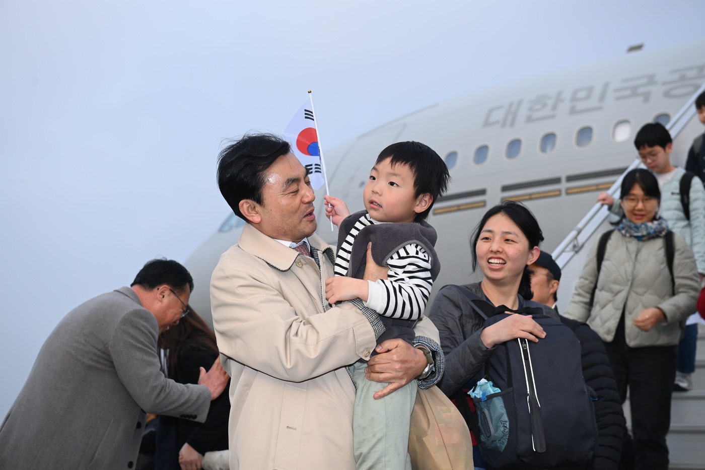 (서울=뉴스1) = 안규백 국방부 장관이 15일 서울공항에서 ‘사막의 빛(Desert Shine)’ 작전을 통해 귀국한 국민을 환영하며 어린이를 안아주고 있다.(국방부 제공. 재판 …