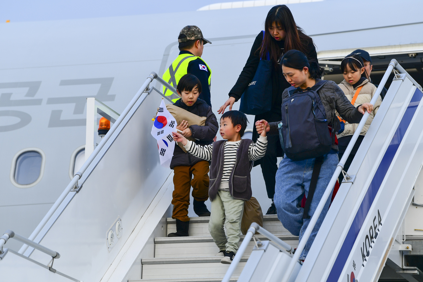 (서울=뉴스1) = 15일 오후 중동 재외국민 귀국 지원 작전 ‘사막의 빛(Desert Shine)’ 임무를 마치고 서울공항에 도착한 공군 수송기(KC-330)에서 국민들이 내리고 …