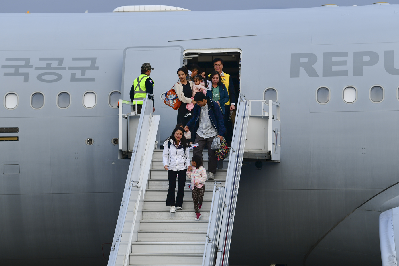 (서울=뉴스1) = 15일 오후 중동 재외국민 귀국 지원 작전 ‘사막의 빛(Desert Shine)’ 임무를 마치고 서울공항에 도착한 공군 수송기(KC-330)에서 국민들이 내리고 …