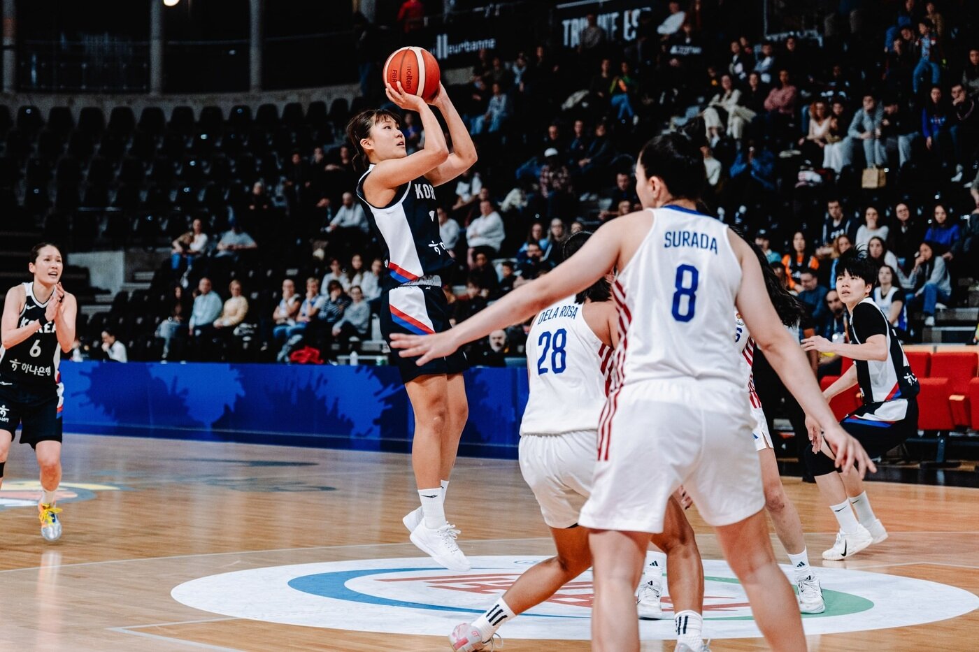 본문 이미지 - 한국 여자농구대표팀이 15일 열린 2026 FIBA 여자 농구 월드컵 최종예선에서 필리핀을 꺾고 본선 진출권을 획득했다. (FIBA 제공)