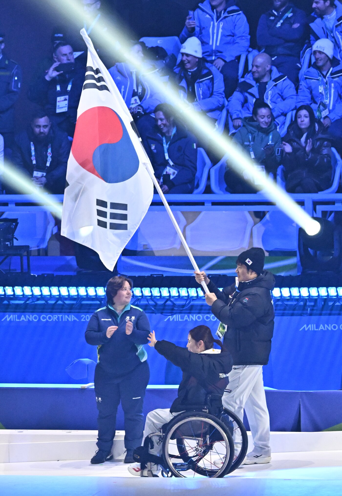 본문 이미지 - 휠체어컬링 백혜진과 스노보드 이제혁이 5일(현지시간) 이탈리아 코르티나담페초 컬링 올림픽 스타디움에서 열린 2026 밀라노 코르티나 패럴림픽 폐막식에서 태극기를 들고 입장하고 있다. 2026.3.16 ⓒ 뉴스1 사진공동취재단