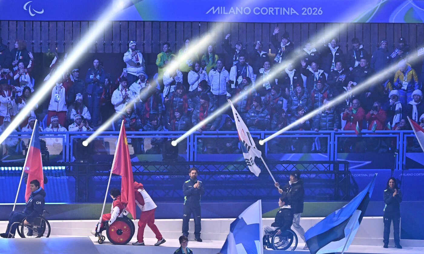 본문 이미지 - 휠체어컬링 백혜진과 스노보드 이제혁이 5일(현지시간) 이탈리아 코르티나담페초 컬링 올림픽 스타디움에서 열린 2026 밀라노 코르티나 패럴림픽 폐막식에서 태극기를 들고 입장하고 있다. 2026.3.16 ⓒ 뉴스1 사진공동취재단