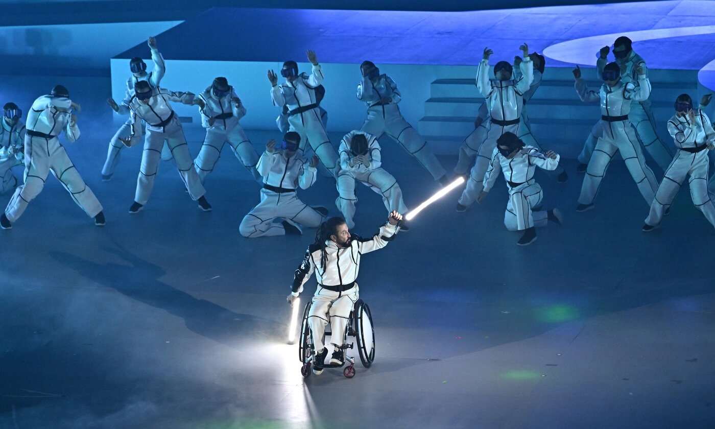 본문 이미지 - 15일(현지시간) 이탈리아 코르티나담페초 컬링 올림픽 스타디움에서 열린 2026 밀라노 코르티나 패럴림픽 폐막식에서 폐막공연을 하고 있다.2026.3.16 ⓒ 뉴스1 사진공동취재단