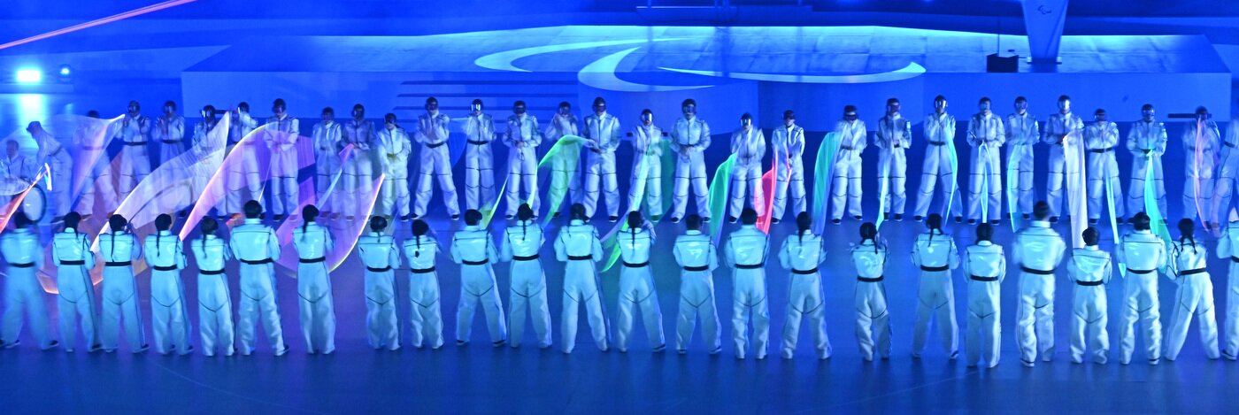 본문 이미지 - 15일(현지시간) 이탈리아 코르티나담페초 컬링 올림픽 스타디움에서 열린 2026 밀라노 코르티나 패럴림픽 폐막식에서 폐막공연을 하고 있다.2026.3.16 ⓒ 뉴스1 사진공동취재단