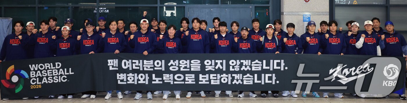 본문 이미지 - 류지현 감독, 류현진, 문보경, 안현민, 노경은 등 2026 월드베이스볼클래식(WBC) 대한민국 야구 대표팀이 16일 인천공항 제1여객터미널을 통해 입국해 기념촬영을 하고 있다. 2026.3.16 ⓒ 뉴스1 이호윤 기자
