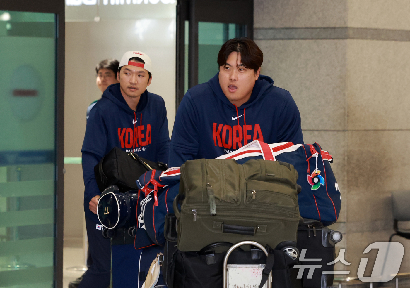 (인천공항=뉴스1) 이호윤 기자 = 류현진, 노경은 등 2026 월드베이스볼클래식(WBC) 대한민국 야구 대표팀이 16일 인천공항 제1여객터미널을 통해 입국하고 있다. 2026.3 …
