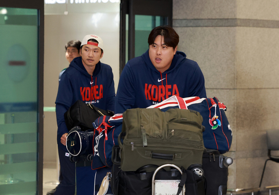 입국하는 류현진과 노경은