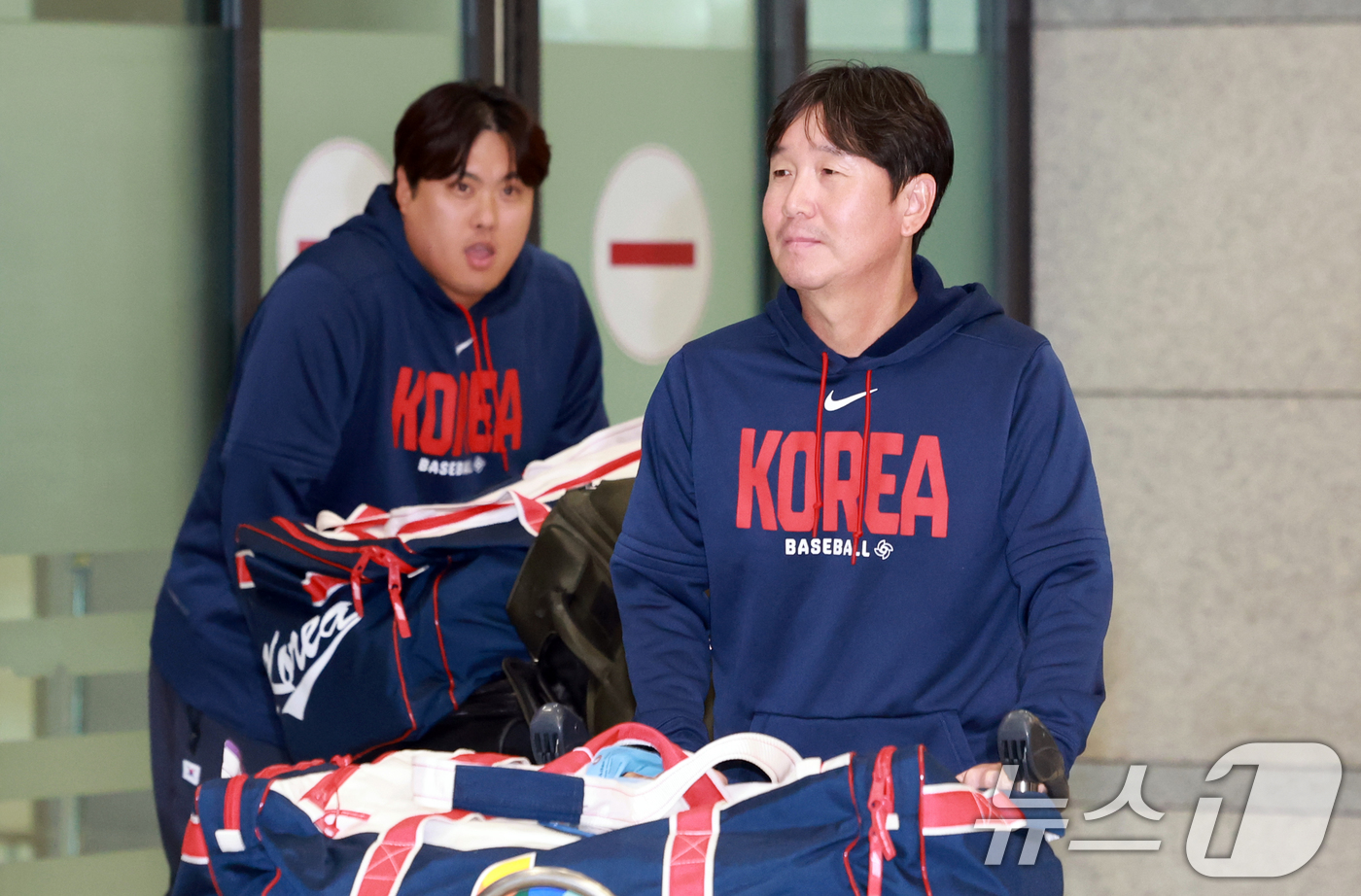 (인천공항=뉴스1) 이호윤 기자 = 류지현 감독, 류현진 등 2026 월드베이스볼클래식(WBC) 대한민국 야구 대표팀이 16일 인천공항 제1여객터미널을 통해 입국하고 있다. 202 …