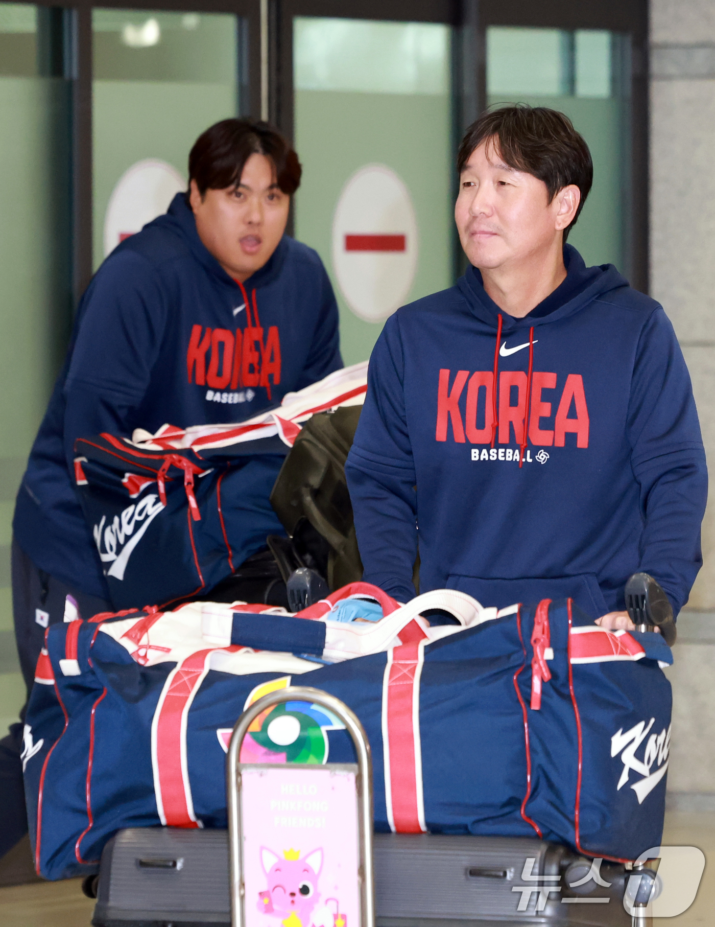 (인천공항=뉴스1) 이호윤 기자 = 류지현 감독, 류현진 등 2026 월드베이스볼클래식(WBC) 대한민국 야구 대표팀이 16일 인천공항 제1여객터미널을 통해 입국하고 있다. 202 …