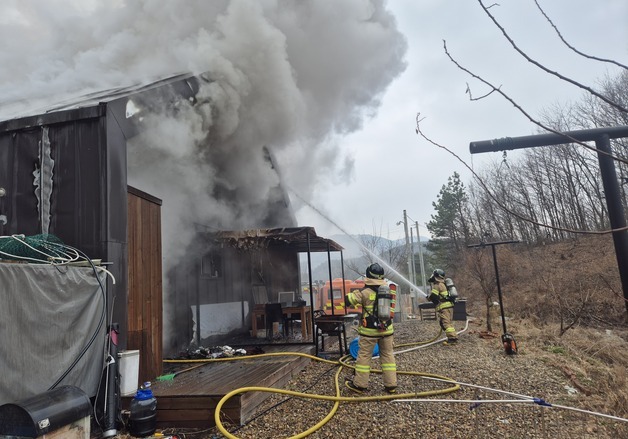 청양 단독주택서 불 나 3명 탈출…6770만 원 피해