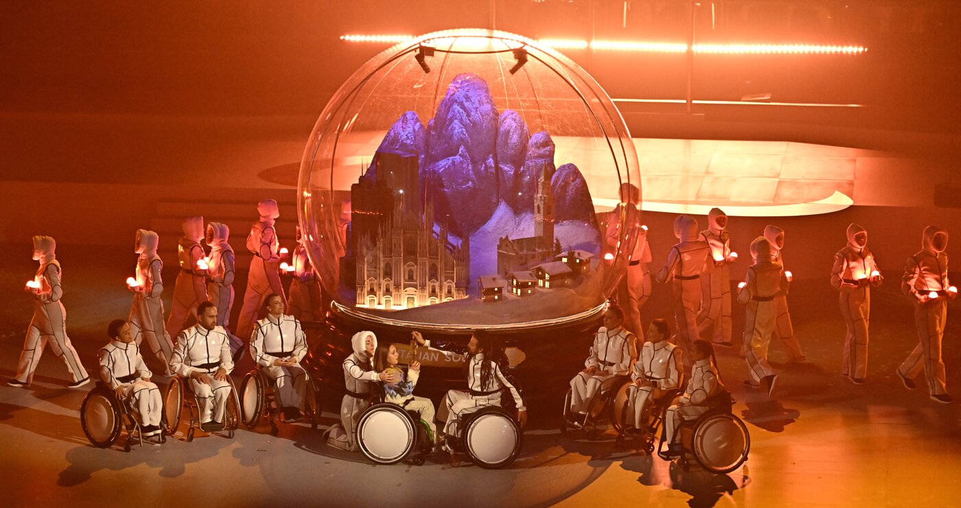 본문 이미지 - 15일(현지시간) 이탈리아 코르티나담페초 컬링 올림픽 스타디움에서 열린 2026 밀라노 코르티나 패럴림픽 폐막식에서 폐막공연을 하고 있다. 2026.3.16 ⓒ 뉴스1 사진공동취재단