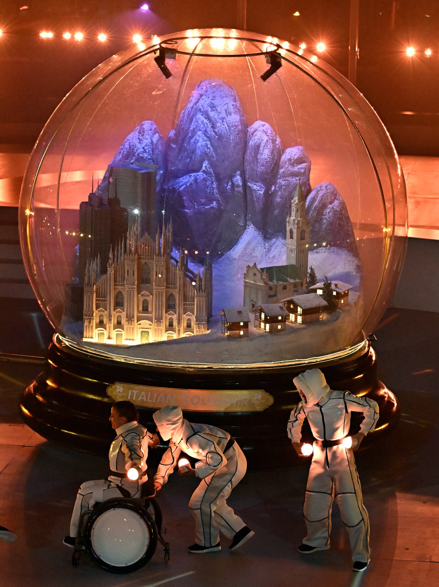 본문 이미지 - 15일(현지시간) 이탈리아 코르티나담페초 컬링 올림픽 스타디움에서 열린 2026 밀라노 코르티나 패럴림픽 폐막식에서 폐막공연을 하고 있다. 2026.3.16 ⓒ 뉴스1 사진공동취재단