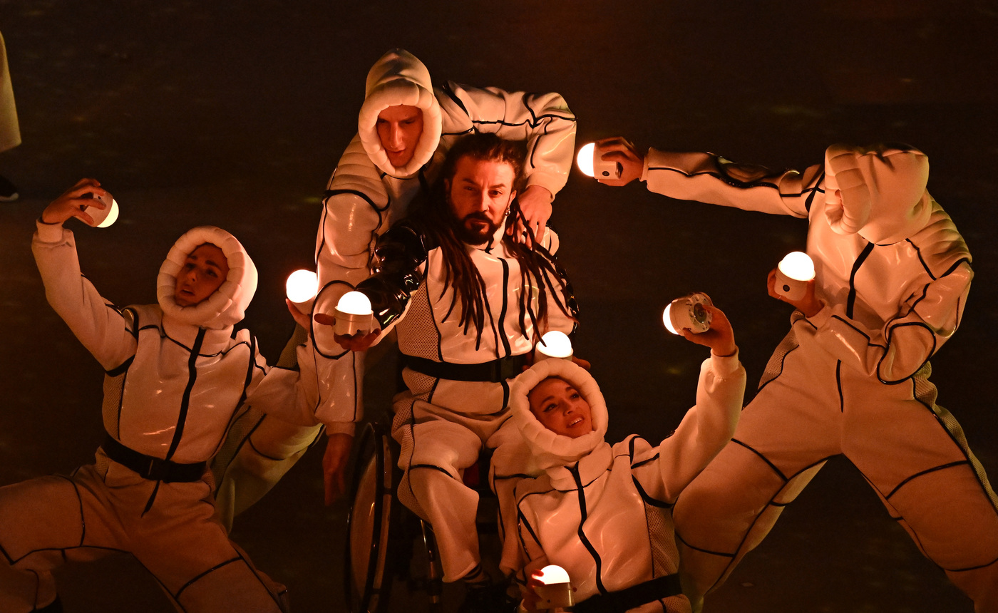 (서울=뉴스1) 사진공동취재단 = 15일(현지시간) 이탈리아 코르티나담페초 컬링 올림픽 스타디움에서 열린  2026 밀라노 코르티나 패럴림픽 폐막식에서 폐막공연을 하고 있다. 20 …