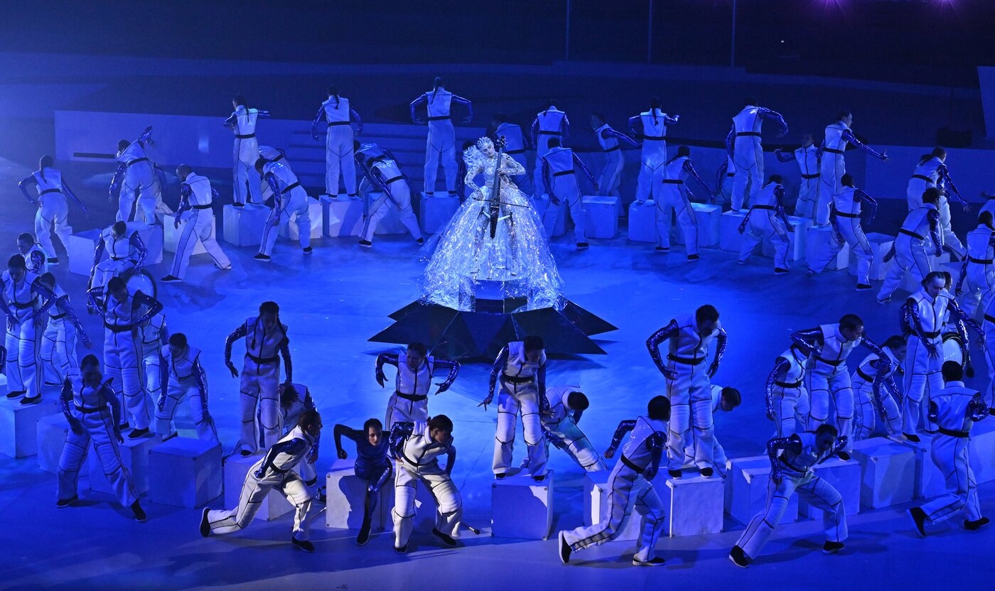 본문 이미지 - 15일(현지시간) 이탈리아 코르티나담페초 컬링 올림픽 스타디움에서 열린 2026 밀라노 코르티나 패럴림픽 폐막식에서 폐막공연을 하고 있다. 2026.3.16 ⓒ 뉴스1 사진공동취재단