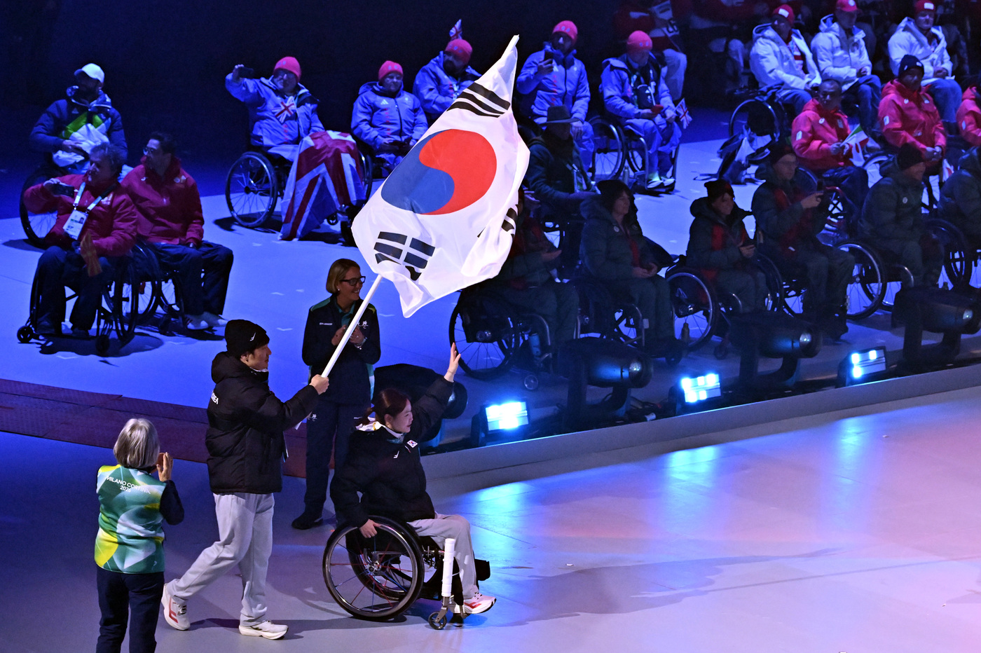 (서울=뉴스1) 사진공동취재단 = 휠체어컬링 백혜진과 스노보드 이제혁이 15일(현지시간) 이탈리아 코르티나담페초 컬링 올림픽 스타디움에서 열린  2026 밀라노 코르티나 패럴림픽 …